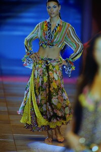 2019948983_versace-ss-1993(3).thumb.jpg.eaab14333660b4b18b81e82846335f5a.jpg