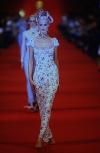 2026900498_givenchy-ss-1997(10).thumb.jpg.bdeb4e48e6a622bcc98106c9e4578788.jpg