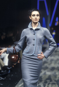 2027667504_Moschino1998WomenRTW22.thumb.jpg.e18d42e892ed2b8b9e04c20a3a4d98e1.jpg