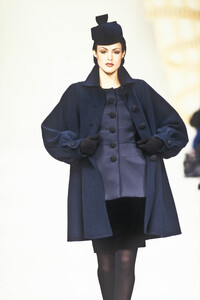 20352505_PierreBalmain1993HauteCouture3.thumb.jpg.7e0a8cea7d830ecfc8a4787364ba330d.jpg