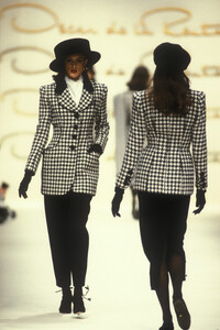 2067752901_OscardeLaRentaFall19921.thumb.jpg.1912e8ddf54c4d460d5796c5aaf1b602.jpg