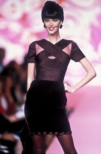 2127575552_Valentino1991HauteCouture14.thumb.jpg.19cfeba3ececfbfb770c06bab4aae06d.jpg