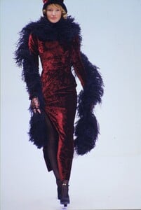 2129889298_DOLCE-GABBANA-FALL-1993(5).thumb.jpg.2edb51abdb27b80552469442bd1bd630.jpg