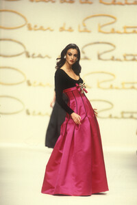2137051060_OscardeLaRentaFall19929.thumb.jpg.aa873a47586a267eb239e14cd724260f.jpg