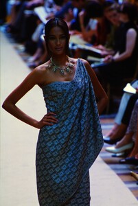 2147174619_balmain-couture-fall-1998(4).thumb.jpg.ecd06a3ebbb374846cf404fc726a5fb2.jpg