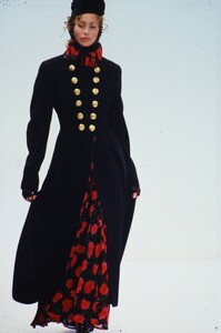 294379158_DOLCE-GABBANA-FALL-1993(14).thumb.jpg.1181102e5009e33a989d9d4a35d8faff.jpg