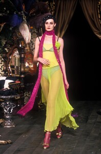 29902717_DolceGabbana2000WomenRTW86.thumb.jpg.49e31880e5bfcc6d6dfcc450bb0ed701.jpg