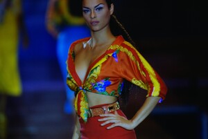 31941447_versace-ss-1993(10).thumb.jpg.c3ff07f2ca00a61520c018b74fadb068.jpg