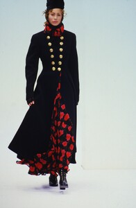 324082949_DOLCE-GABBANA-FALL-1993(13).thumb.jpg.576e01f0bfb792329182f9e5f87014f4.jpg