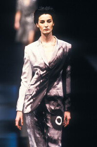 340139521_Givenchy1999WomenRTW47.thumb.jpg.dc425aef8f60d68b1150701b0f8c7c32.jpg