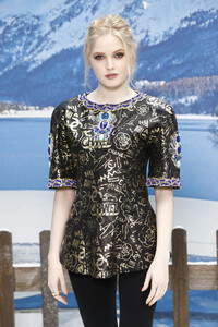 Ellie+Bamber+Chanel+Photocall+Paris+Fashion+z3atcdU34-Xx.jpg