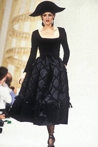 37420489_PierreBalmainCoutureFall19922.thumb.jpg.ad7e1dabbe31169c5846e3f589fa9907.jpg