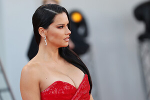 Adriana+Lima+Madres+Paralelas+Red+Carpet+Opening+lJXxKwl_fTzx.jpg