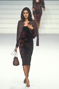 388301717_EmanuelUngaro1998WomenRTW45.thumb.jpg.43f2393a328d692808c30bf52b3204f9.jpg