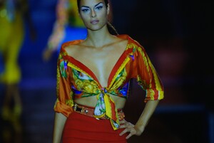 398036481_versace-ss-1993(8).thumb.jpg.e253342705051b2945a84772b58596f7.jpg