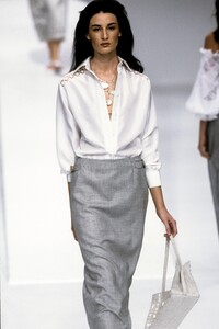 41217943_Valentino1999WomenRTW95.thumb.jpg.0543b84a5ffd5d6b75e33ac3e73480fe.jpg