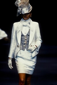 449079368_ChristianDior1994HauteCouture65.thumb.jpg.b11e6beacbb7627095f9a4cdad994466.jpg