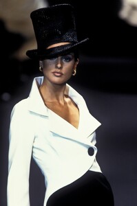 463997840_ChristianDior1994HauteCouture109.thumb.jpg.c0f95e2034bd7ce0ffde4d3d7b84b419.jpg