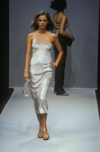 492081371_PacoRabanne1997WomenRTW54.thumb.jpg.e1cbedc248a40004497bc9e4ec057e32.jpg