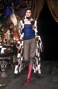 500617657_DolceGabbana2000WomenRTW21.thumb.jpg.699c0557f2e7acf86a009da5b9671689.jpg