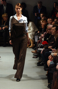 518235960_AnneValerieHash2004HauteCouture16.thumb.jpg.4f2d7a47d3e56abbdcffd3afe764da55.jpg