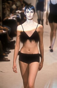 535791859_Fendi1998WomenRTW55.thumb.jpg.7a8e1482f3a63bf715bd68a24c336b51.jpg