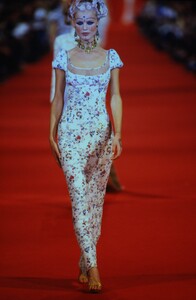 548884515_givenchy-ss-1997(11).thumb.jpg.470ce46f55476397d56d26281c881e2b.jpg