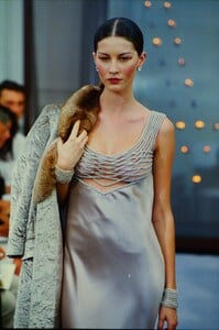 576937494_VALENTINO-COUTURE-FALL-1998(12).thumb.jpg.621f9462a63c618892e218ccb68f17f3.jpg