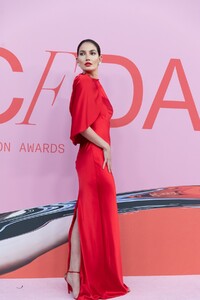 5cf5e5bd1d321d689784c9fd_CFDAAwards-2019-RedCarpet-MJJ_4018.jpg