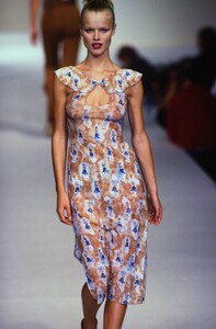 642057534_blumarine(7).thumb.jpg.318a02f556b2d8b4250f9e05f96f6cc8.jpg