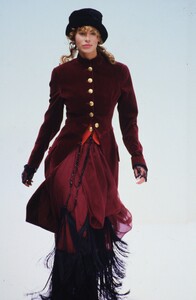 656608644_DOLCE-GABBANA-FALL-1993(16).thumb.jpg.562fc2406b072557a0021c90fc349bd5.jpg