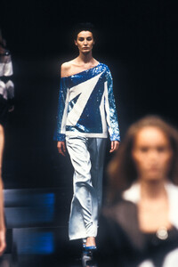 676165455_Givenchy1999WomenRTW79.thumb.jpg.0b925697f86ae5ce8ed9db69a781ea36.jpg