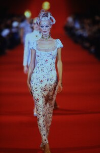 723371674_givenchy-ss-1997(6).thumb.jpg.0c0f010fff063d857e60aaf16d648cfb.jpg