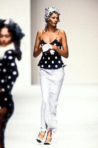 745815578_JohnGalliano1994WomenRTW27.thumb.jpg.038a9f87093137a331cf874ca40aca0f.jpg