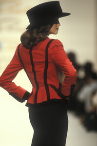 770931572_OscardeLaRentaFall1992YasmeenGhauri4.thumb.jpg.017928715e2ce7fd0d3fd38f2e46016a.jpg