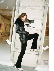 2021-10-01 Vogue Russia-page-003.jpg