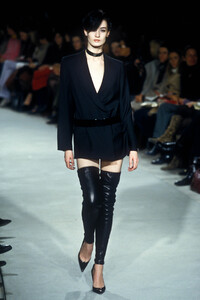 790264096_Givenchy2000WomenRTW59.thumb.jpg.3f128302bb4c269b09c9c0c3746523c5.jpg