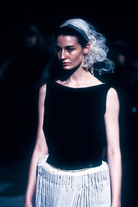 835464071_CommedesGarcons1998WomenRTW11.thumb.jpg.4bf7999516cec032d6a10351c1e9c5a5.jpg