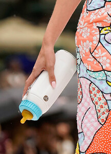 Moschino Spring 2022 Details cy6-1b6SSwcx.jpg