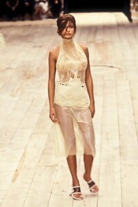 84020740_AlexanderMcQueen1999WomenRTW24.thumb.jpg.d0f31119ecb758518ff653f3f9221014.jpg