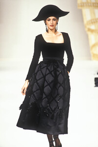 885603379_PierreBalmain1993HauteCouture40.thumb.jpg.039dad74c527f1b9423941d1e5dfbcf5.jpg