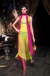 890751168_DolceGabbana2000WomenRTW87.thumb.jpg.8680b6776ae44b65741c1e7b55c24b66.jpg