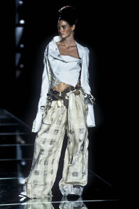 93755796_ChristianDior2000HauteCouture8.thumb.jpg.36f90bcd0445fd1a1bc62767008c8371.jpg