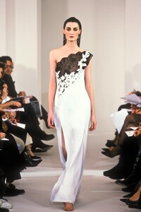 958739414_Valentino1999HauteCouture59.thumb.jpg.194bd8d96c58233e881e0d73d1f6f393.jpg