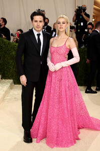 Brooklyn-Beckham-Nicola-Peltz-at-Met-Gala-2021.jpg