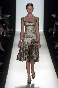 Carolina-Herrera-FW2005-02.jpg