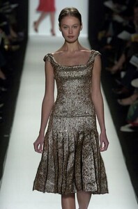 Carolina-Herrera-FW2005-03.jpg