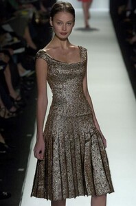 Carolina-Herrera-FW2005-04.jpg