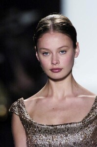 Carolina-Herrera-FW2005-05.jpg