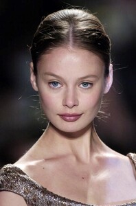 Carolina-Herrera-FW2005-06.jpg